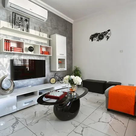 A Bed Of Roses Apartment *
