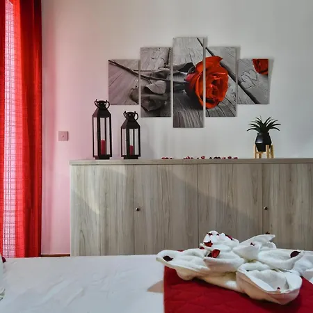 A Bed Of Roses Apartment